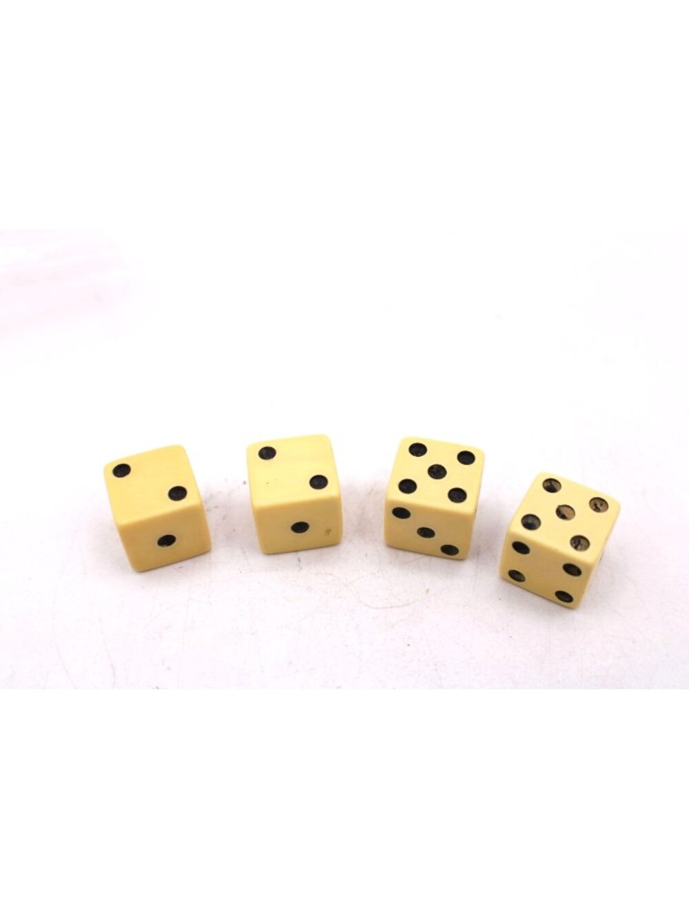 Set Of 4 Vintage Bakelite Dice Game Accessories Collectible 5/8"
